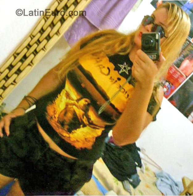 Date this attractive Brazil girl Evelin from Curitiba B-151