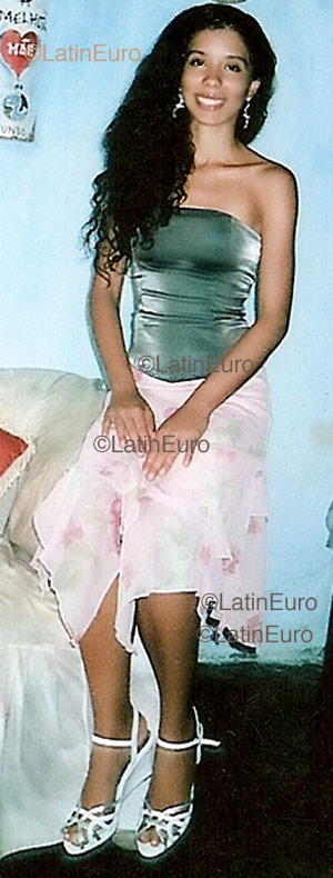 Date this nice looking Brazil girl Sara from Itaparica B1050