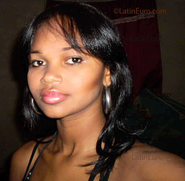 Date this good-looking Brazil girl Nayana from  B1796