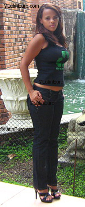 Date this nice looking Brazil girl Alexandra from Recife B1866