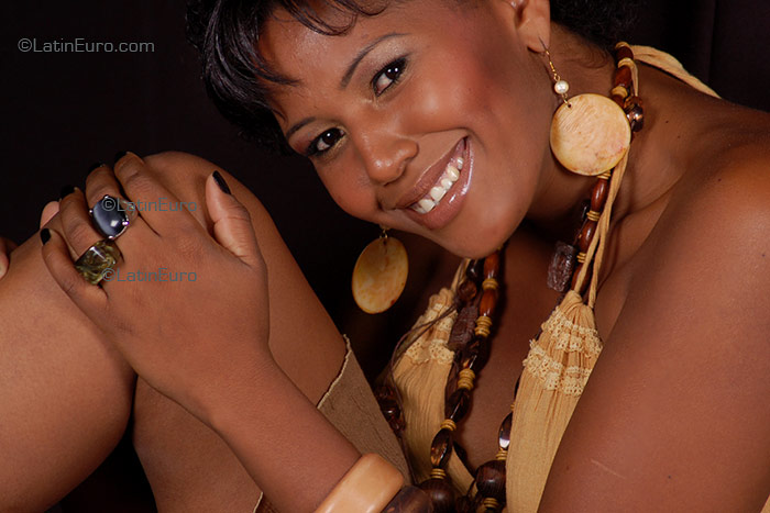 Date this delightful Brazil girl Diomar from  B1899