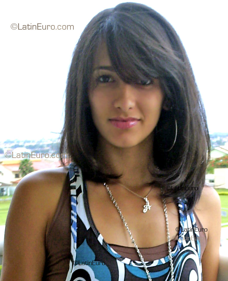 Date this attractive Brazil girl Andreia from Goiania B1909