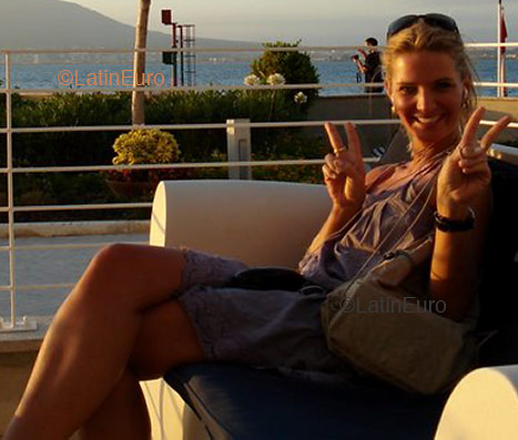 Date this delightful Brazil girl Amanda from BLUMENAU B3231