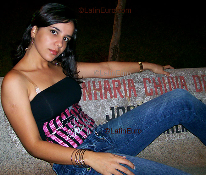 Date this attractive Brazil girl Rafaella from GOIANIA B3235