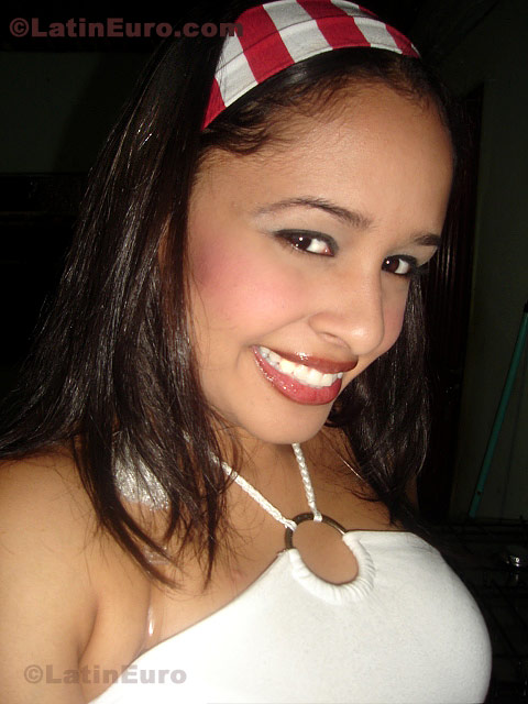 Date this happy Brazil girl Erica from Curitiba B358