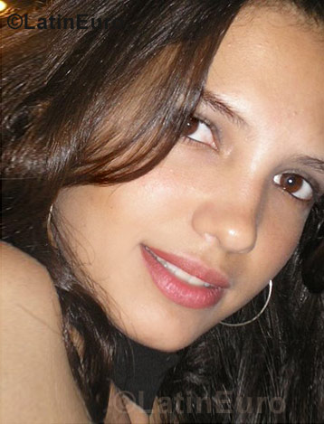 Date this cute Brazil girl Alyne from Brasilia B749