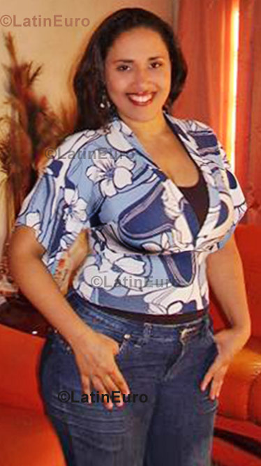 Date this attractive Brazil girl Manuella from Cachoeiro De Itapemirim B782