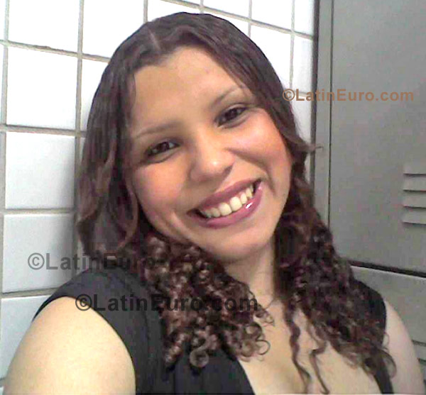 Date this nice looking Brazil girl Poliane from Brasilia B841