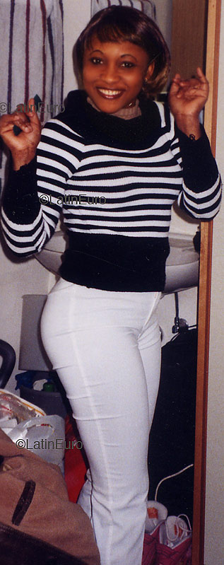 Date this voluptuous France girl Marie from  N1332