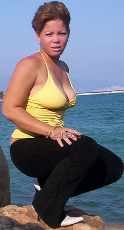 Date this sultry Dominican Republic girl Quisquella from Barahona N2439