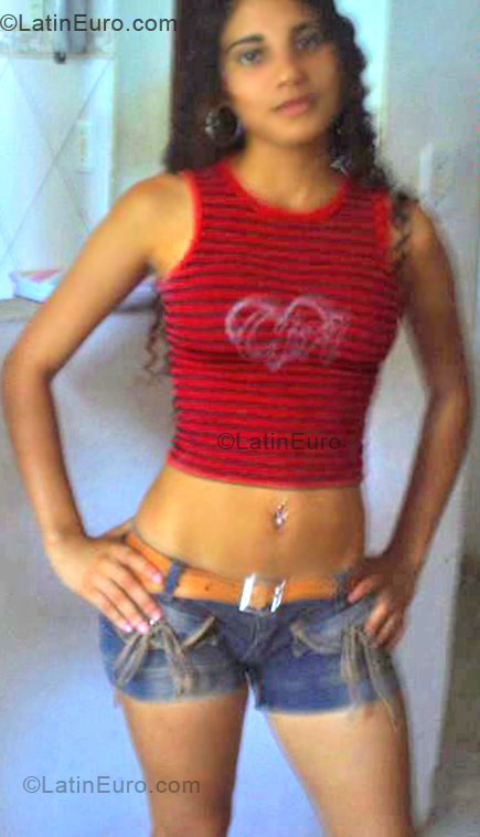 Date this sultry Brazil girl Camila from Salvador BR177