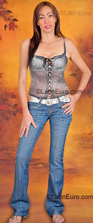 Date this nice looking Colombia girl Luz Maria from Cartago CO653