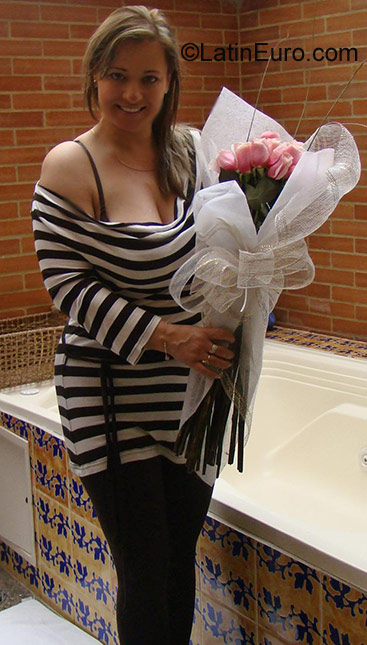 Date this voluptuous Colombia girl Nuvis Maria from Bogota CO801