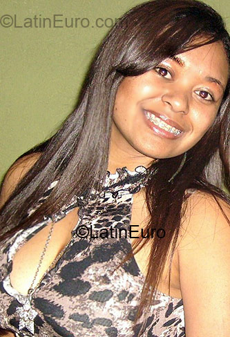 Date this athletic Brazil girl Thaisi from Sao Paulo BR1200