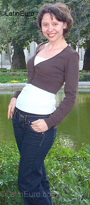 Date this foxy Portugal girl Ainavide from Porto PT11