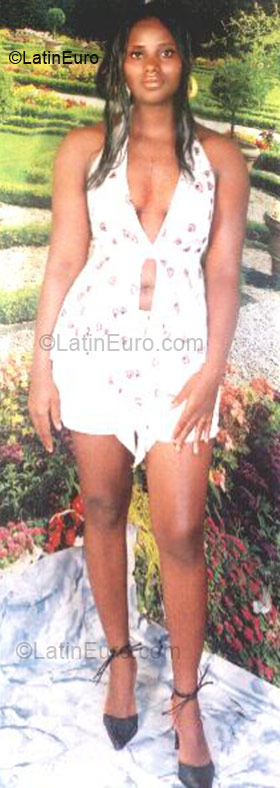 Date this athletic Cameroon girl Carine from Yaounde CM18