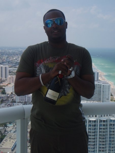 Date this happy United States man Kimani from Los Angeles US4120