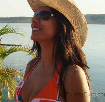 Date this happy Brazil girl Mari from Brasilia BR5964