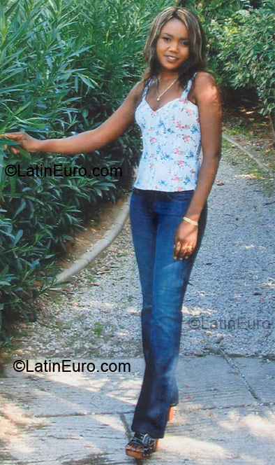 Date this foxy France girl Zergan from Montpellier FR159