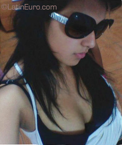 Date this nice looking Ecuador girl Angela Daniela from Quito EC24