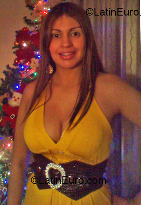 Date this nice looking Venezuela girl Roxanna from Caracas VE29