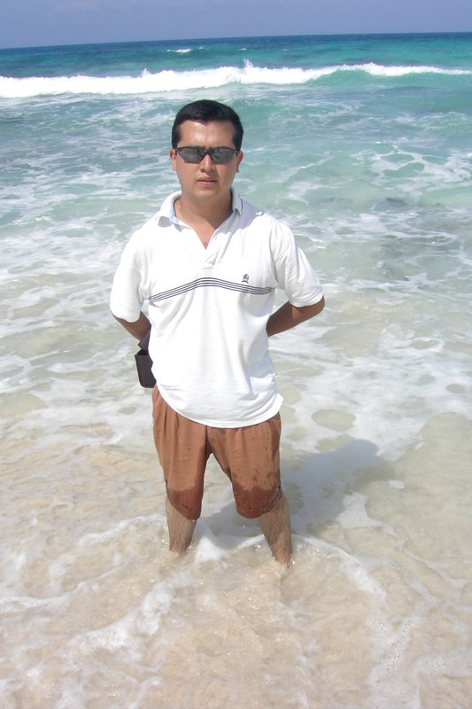 Date this happy United States man Carlos from Reseda US7548