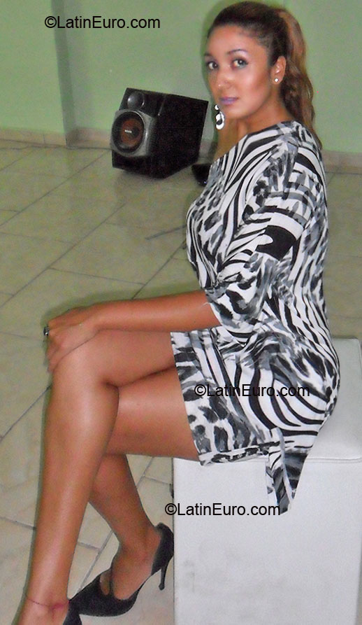 Date this nice looking Brazil girl Ell from Rio De Janeiro BR6892