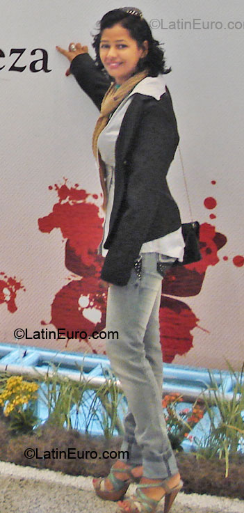 Date this athletic Brazil girl Clebia from Camacari BR4382