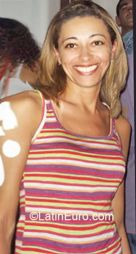 Date this nice looking Brazil girl Vanessa from Salvador BR4477