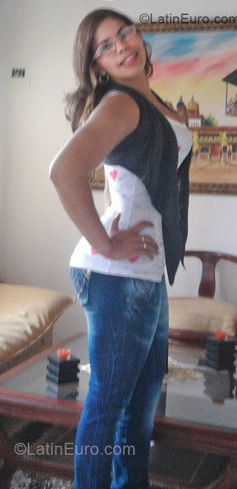 Date this nice looking Colombia girl Carolina from Cartagena CO6245