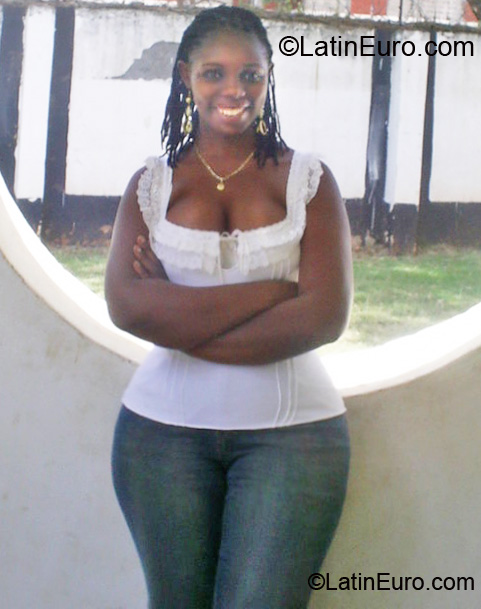 Date this lovely Kenya girl Lovie from Nairobi KE28