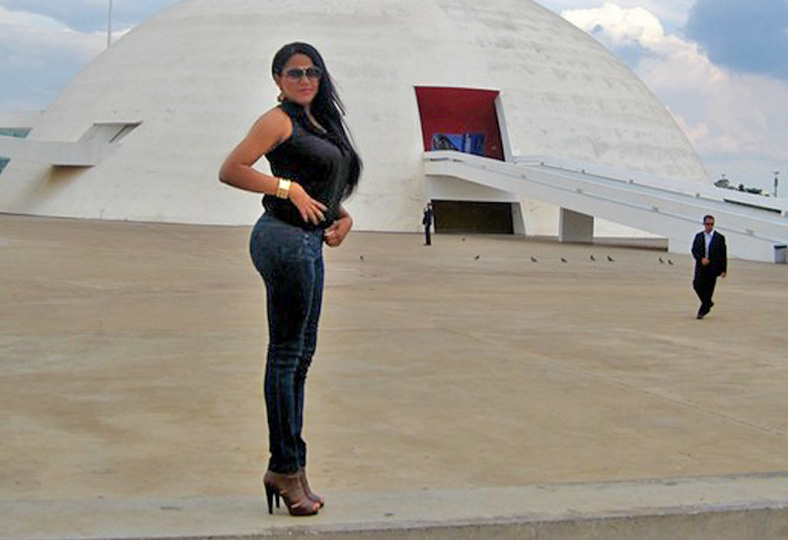 Date this happy Brazil girl Deustsch from Rio De Janeiro BR5300