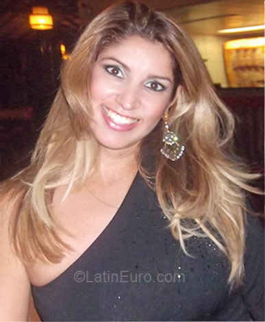 Date this nice looking Brazil girl Fatima from Salvador BR5332