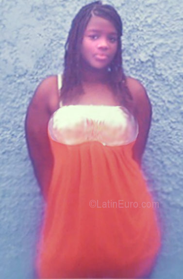 Date this sultry Dominican Republic girl ESTEFANY from Santo Domingo DO8335