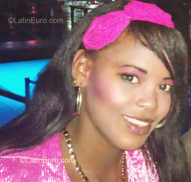 Date this nice looking Dominican Republic girl Kismail from Santo Domingo DO8607