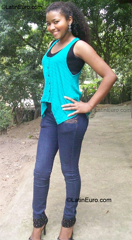 Date this exotic Honduras girl Yessi from La Ceiba HN402