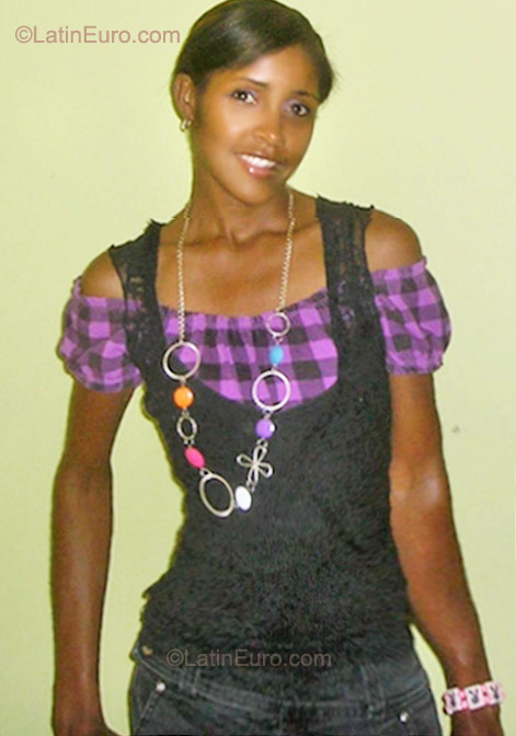 Date this athletic Dominican Republic girl Mary from Santo Domingo DO9576