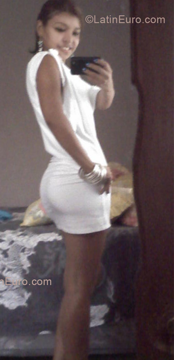 Date this foxy Honduras girl Winora from La Ceiba HN1144