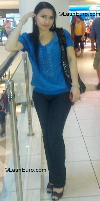 Date this voluptuous Honduras girl Miriam from San Pedro Sula HN572