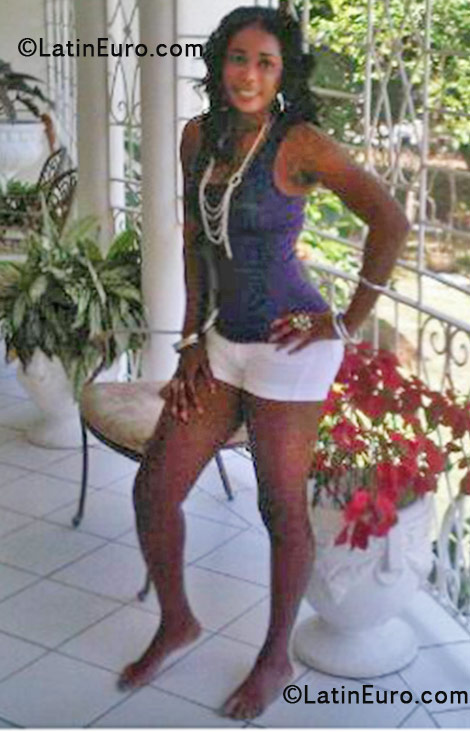 Date this foxy Jamaica girl Avi from Kingston JM540