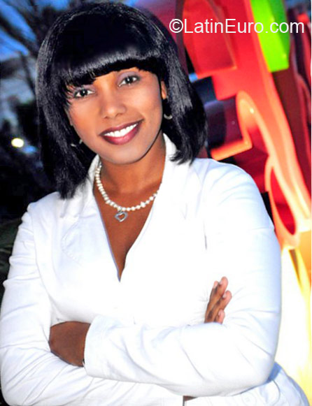 Date this sultry Dominican Republic girl Leticia from Santo Domingo DO11540