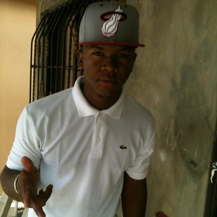 Date this tall Dominican Republic man Jose alberto si from Sonto Domingo DO12148