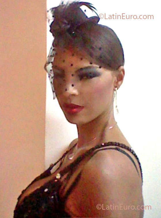 Date this delightful Brazil girl Weslani from Porto Segur o BR7335