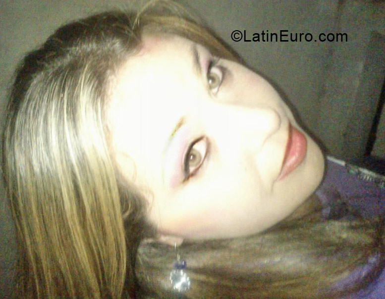 Date this georgeous Brazil girl Pryscila from Curitiba BR7717