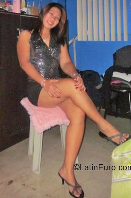 Date this foxy Philippines girl Menchi from Manila PH565