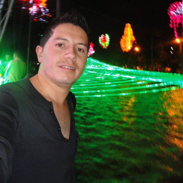 Date this young Colombia man JULIAN from Bogota CO13223