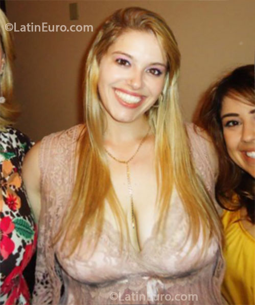 Date this nice looking Brazil girl Mariani from Rio De Janeiro BR7876