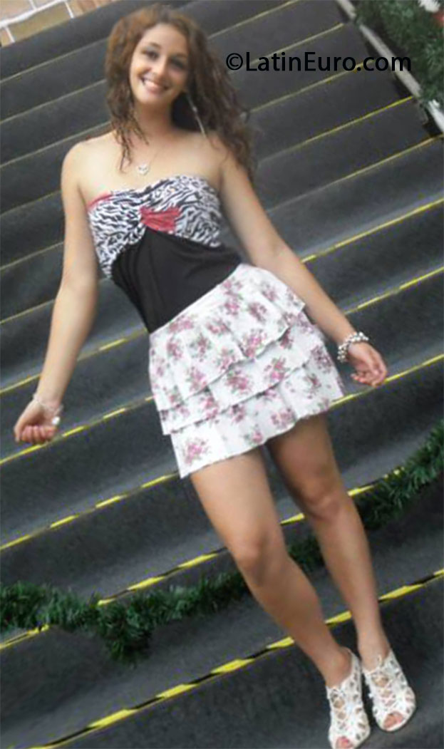 Date this charming Brazil girl Mayra from Curitiba BR7979