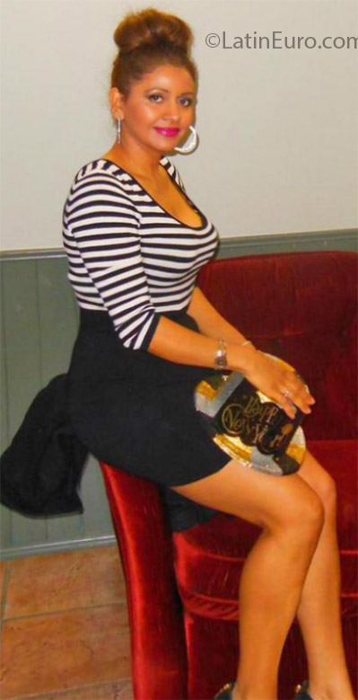 Date this sultry Canada girl Rosa from Victoria CA592