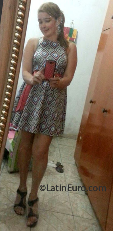 Date this nice looking Brazil girl Maria Renata from Teresina BR8094